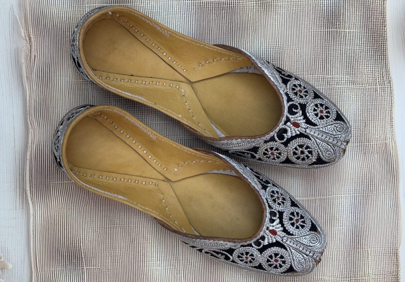 IMG_6573 punjabi jutti for women, kasoori tilla jutti, black punjabi jutti, silver tilla jutti, tilleydaar jutti for girls