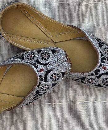 punjabi jutti for women, kasoori tilla jutti, black punjabi jutti, silver tilla jutti, tilleydaar jutti for girls