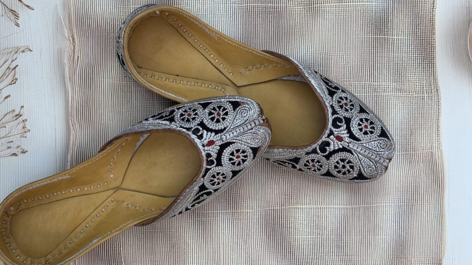 IMG_6574 punjabi jutti for women, kasoori tilla jutti, black punjabi jutti, silver tilla jutti, tilleydaar jutti for girls