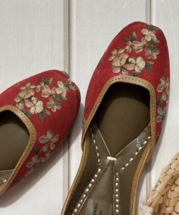 red jutti for women girls and ladies, handwork jutti, pure leather jutti, mirror work matching jutti, sea green jutti, scarlet bloom juttis, printed jutti