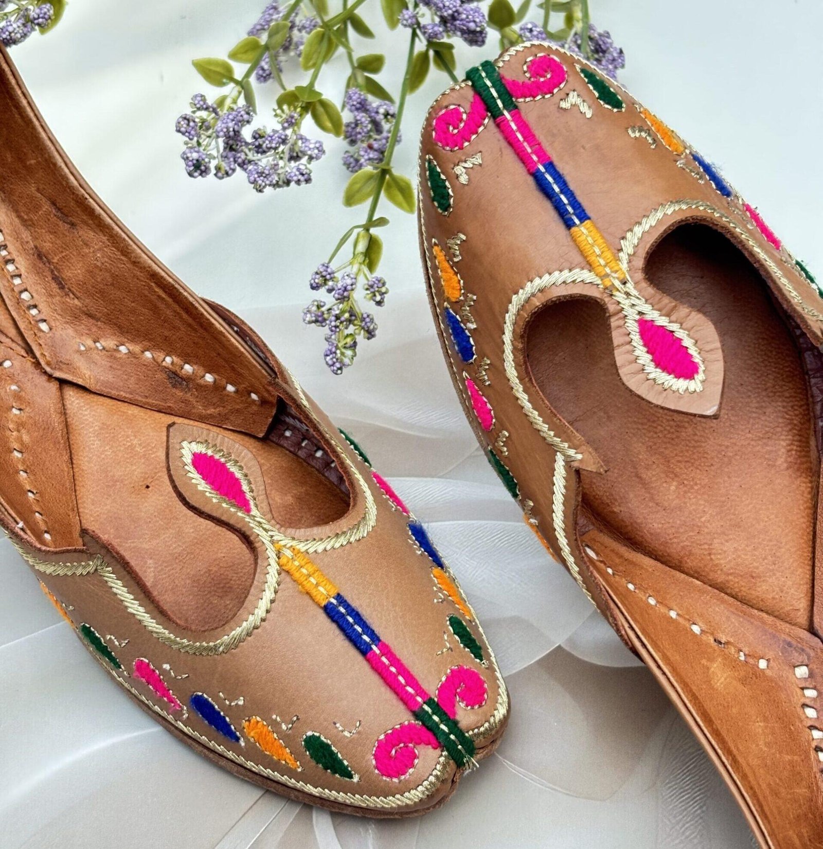 Colourful kaseeda work brown Jutti