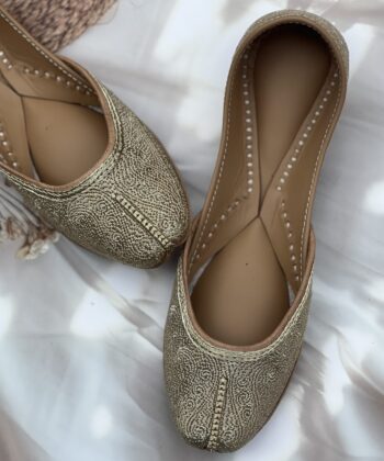 Antique Tilledaar Juttis – Timeless Elegance & Unmatched Comfort