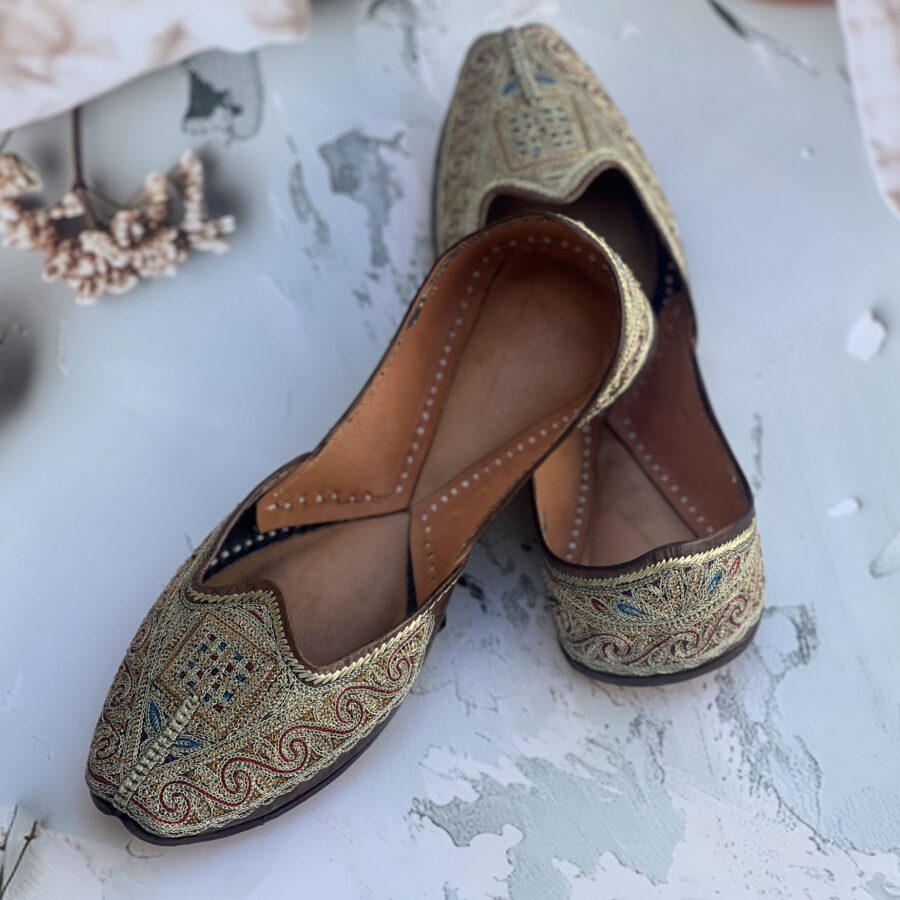 golden jutti for women girls and ladies, handwork jutti, pure leather jutti, tilla work jutti, golden tilleydaar jutti