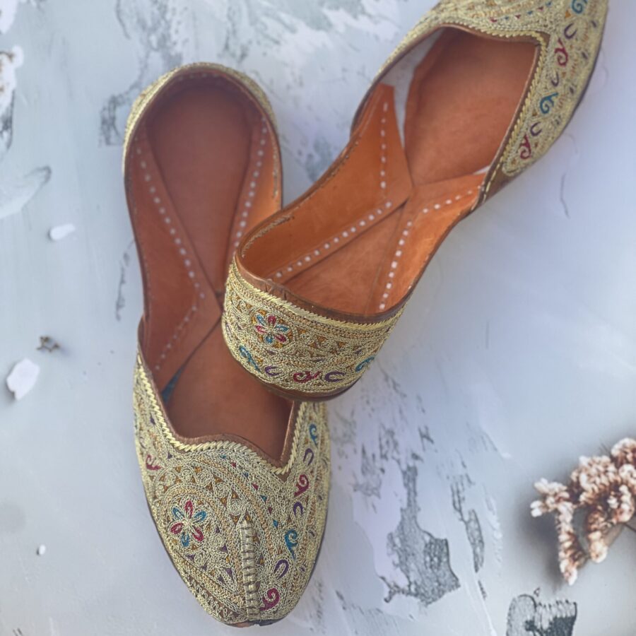 golden jutti for women girls and ladies, handwork jutti, pure leather jutti, tilla work jutti, golden tilleydaar jutti