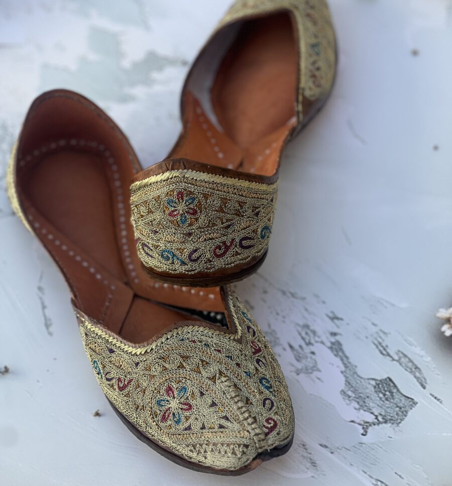 golden jutti for women girls and ladies, handwork jutti, pure leather jutti, tilla work jutti, golden tilleydaar jutti