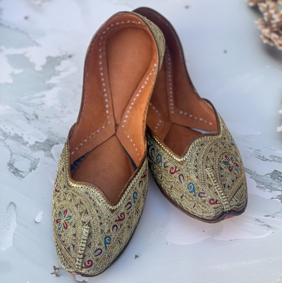 golden jutti for women girls and ladies, handwork jutti, pure leather jutti, tilla work jutti, golden tilleydaar jutti