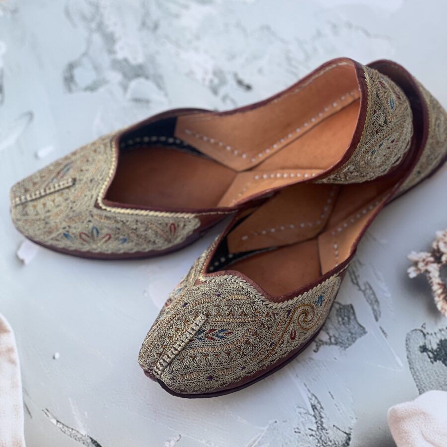 golden jutti for women girls and ladies, handwork jutti, pure leather jutti, tilla work jutti, golden tilleydaar jutti