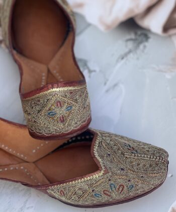 golden jutti for women girls and ladies, handwork jutti, pure leather jutti, tilla work jutti, golden tilleydaar jutti