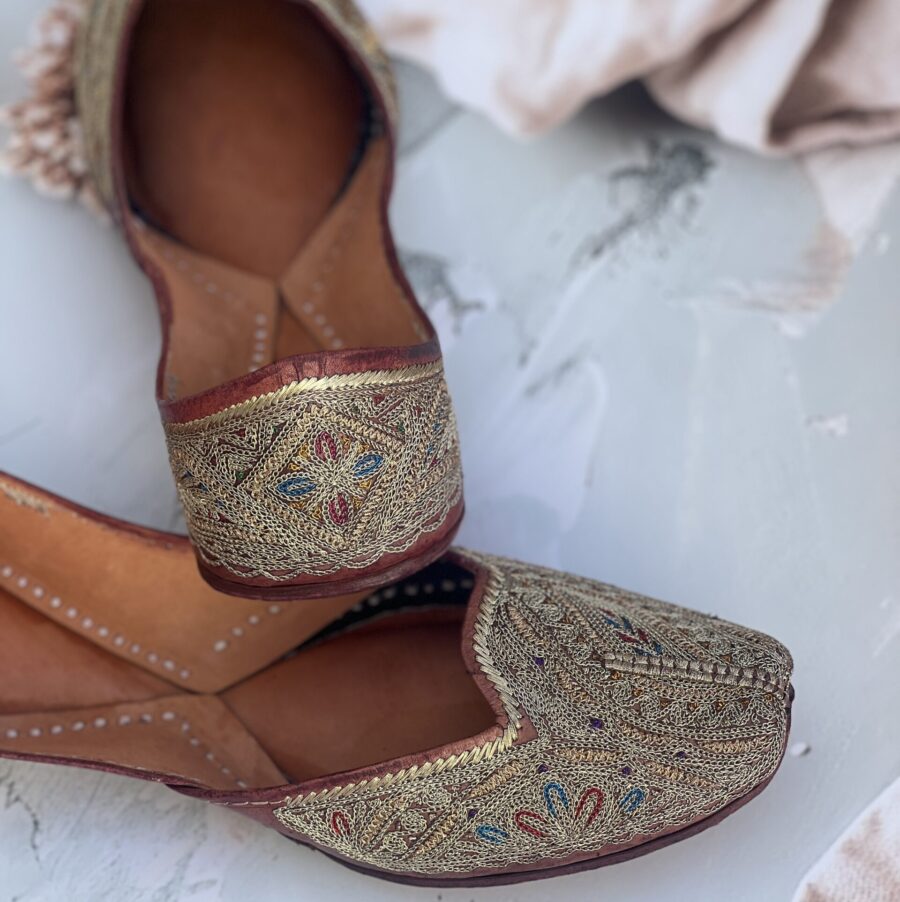 golden jutti for women girls and ladies, handwork jutti, pure leather jutti, tilla work jutti, golden tilleydaar jutti