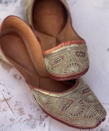 golden jutti for women girls and ladies, handwork jutti, pure leather jutti, tilla work jutti, golden tilleydaar jutti