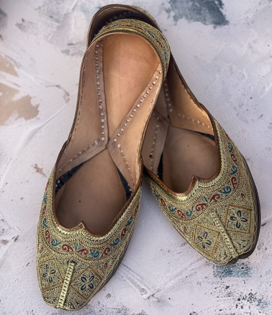golden jutti for women girls and ladies, handwork jutti, pure leather jutti, tilla work jutti, golden tilleydaar jutti