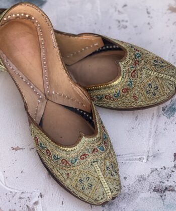 golden jutti for women girls and ladies, handwork jutti, pure leather jutti, tilla work jutti, golden tilleydaar jutti