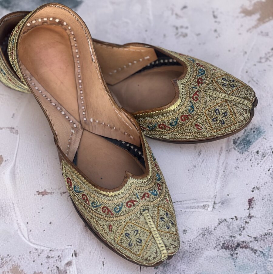 golden jutti for women girls and ladies, handwork jutti, pure leather jutti, tilla work jutti, golden tilleydaar jutti