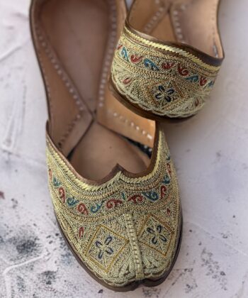 golden jutti for women girls and ladies, handwork jutti, pure leather jutti, tilla work jutti, golden tilleydaar jutti