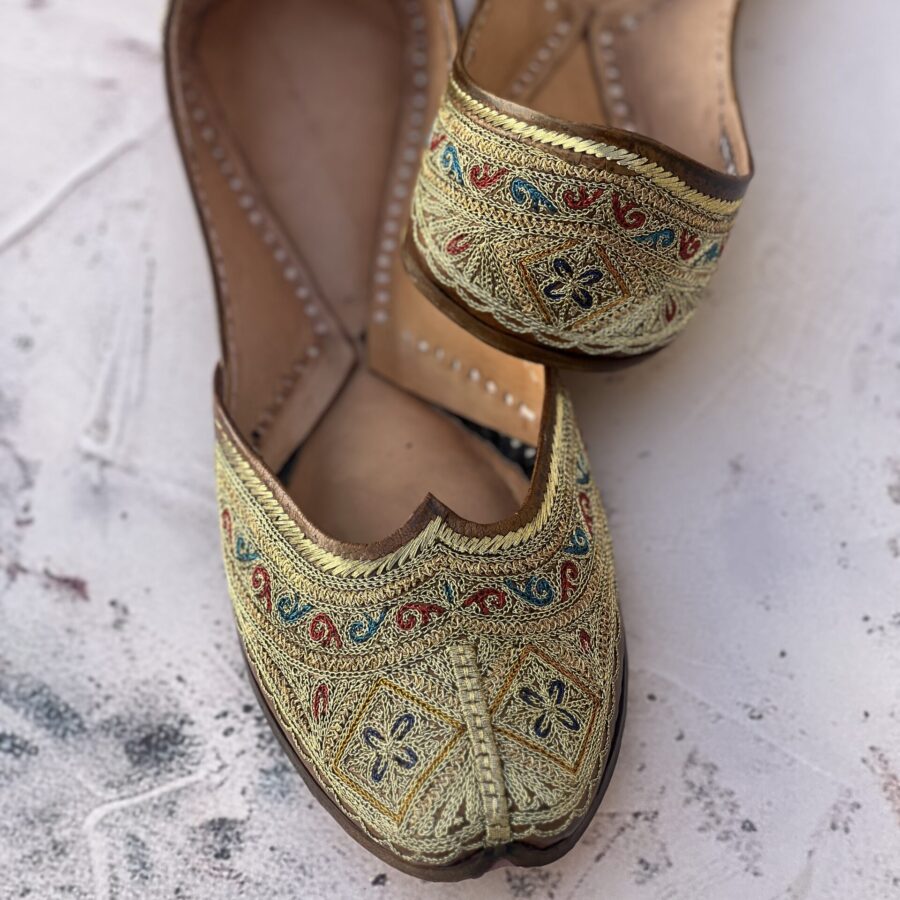 golden jutti for women girls and ladies, handwork jutti, pure leather jutti, tilla work jutti, golden tilleydaar jutti