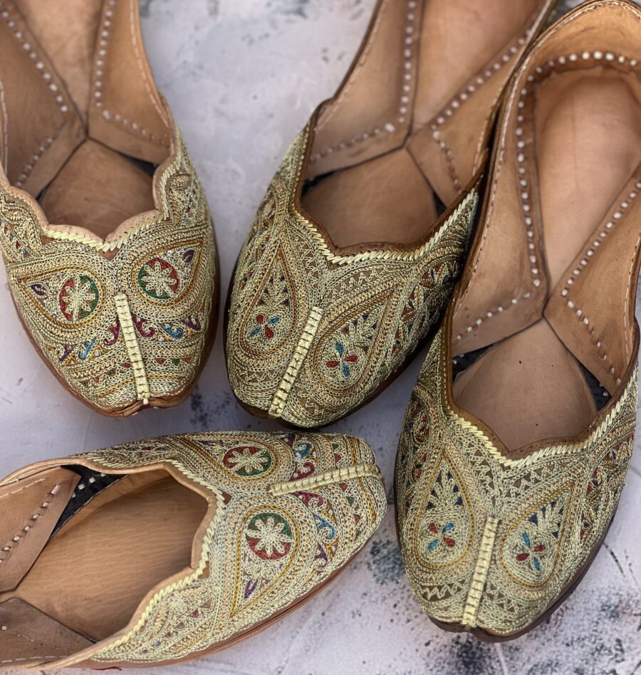 golden jutti for women girls and ladies, handwork jutti, pure leather jutti, tilla work jutti, golden tilleydaar jutti