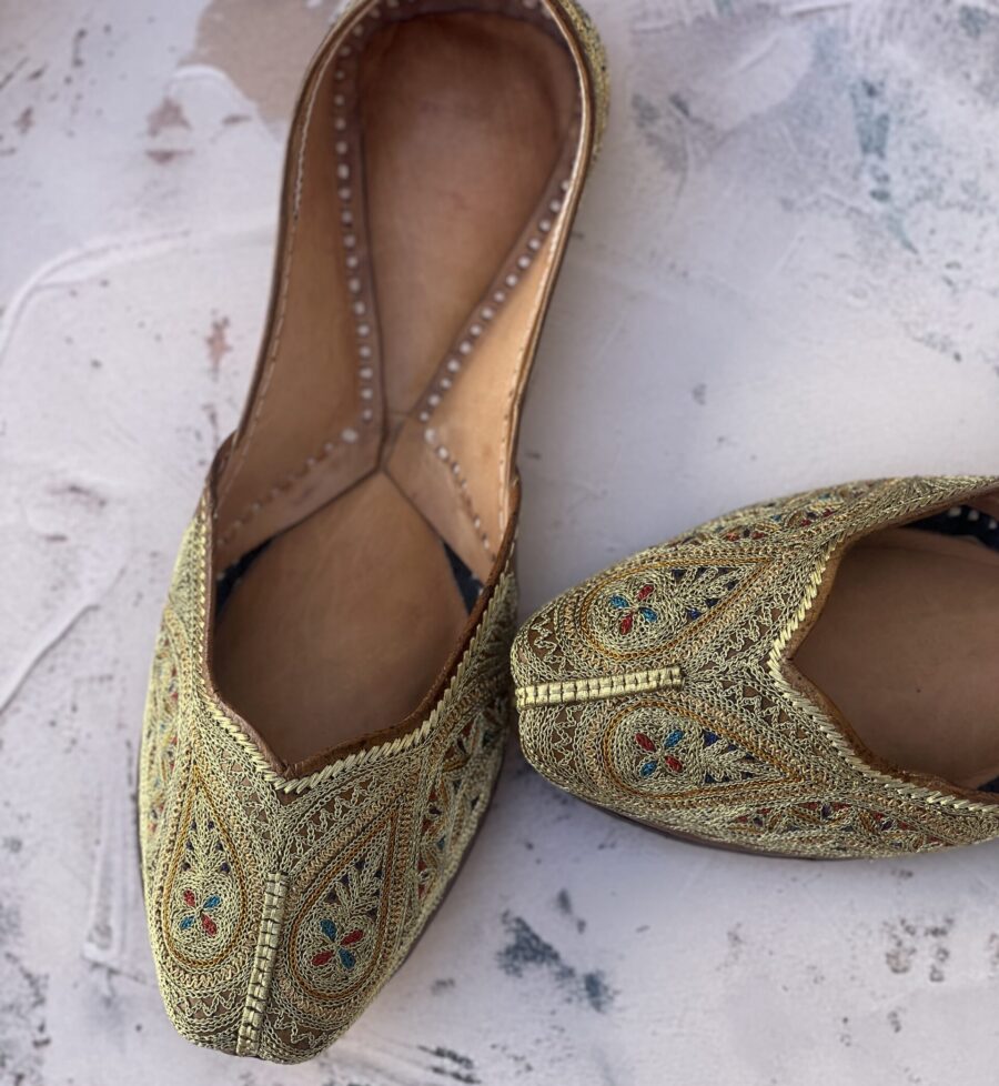 golden jutti for women girls and ladies, handwork jutti, pure leather jutti, tilla work jutti, golden tilleydaar jutti