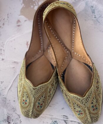 golden jutti for women girls and ladies, handwork jutti, pure leather jutti, tilla work jutti, golden tilleydaar jutti