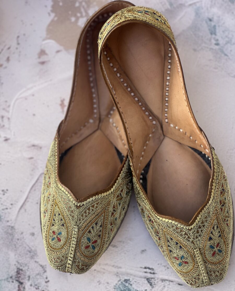 golden jutti for women girls and ladies, handwork jutti, pure leather jutti, tilla work jutti, golden tilleydaar jutti