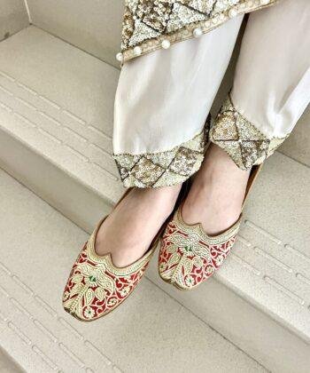 Tilla Phulkari- Magenta Velvet Kasoori Jutti