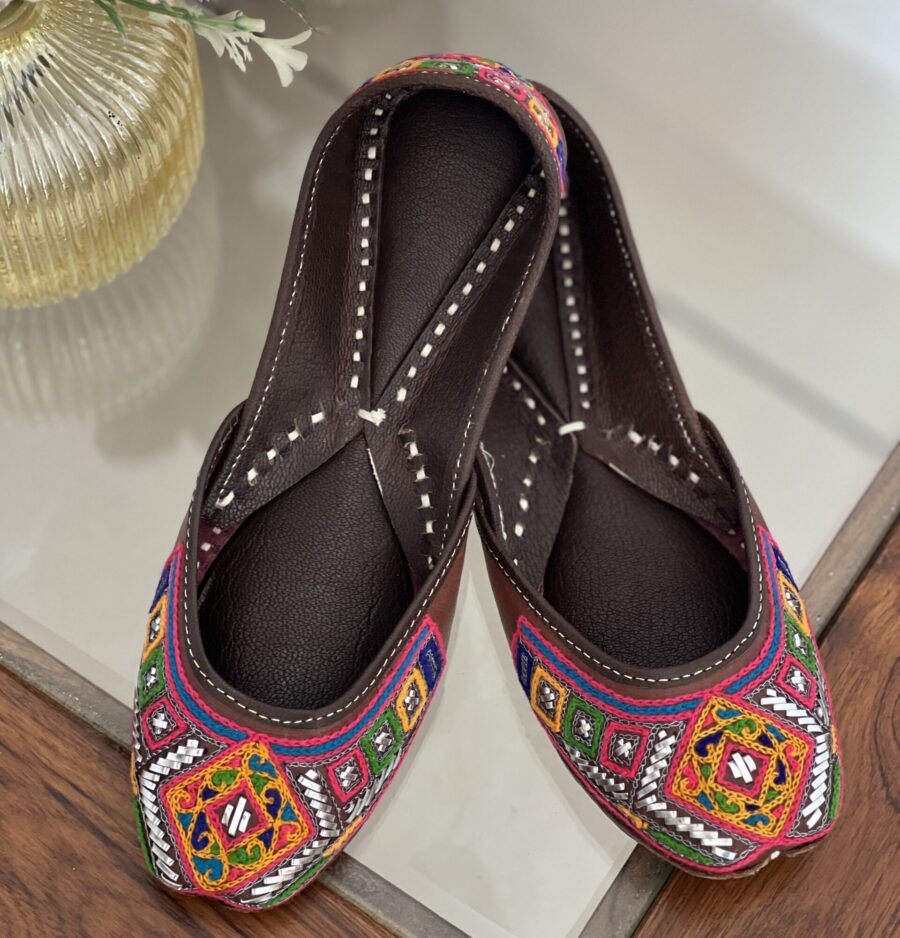 kaseeda jutti, silver mukaishkali jutti, mukaishwork jutti, multi colour jutti, casual punjabi jutti for women