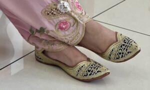 Golden Tilla with blue colour base delhi fashion, Biba style jutti also known as straight sole jutti or pointed tip jutti jointless seamless construction, hand work Punjabi jutti for ladies, girls and women. Trending design, kasoori tilla hand work, double cushioned for full day comfort, pure leather handmade punjabi jutti