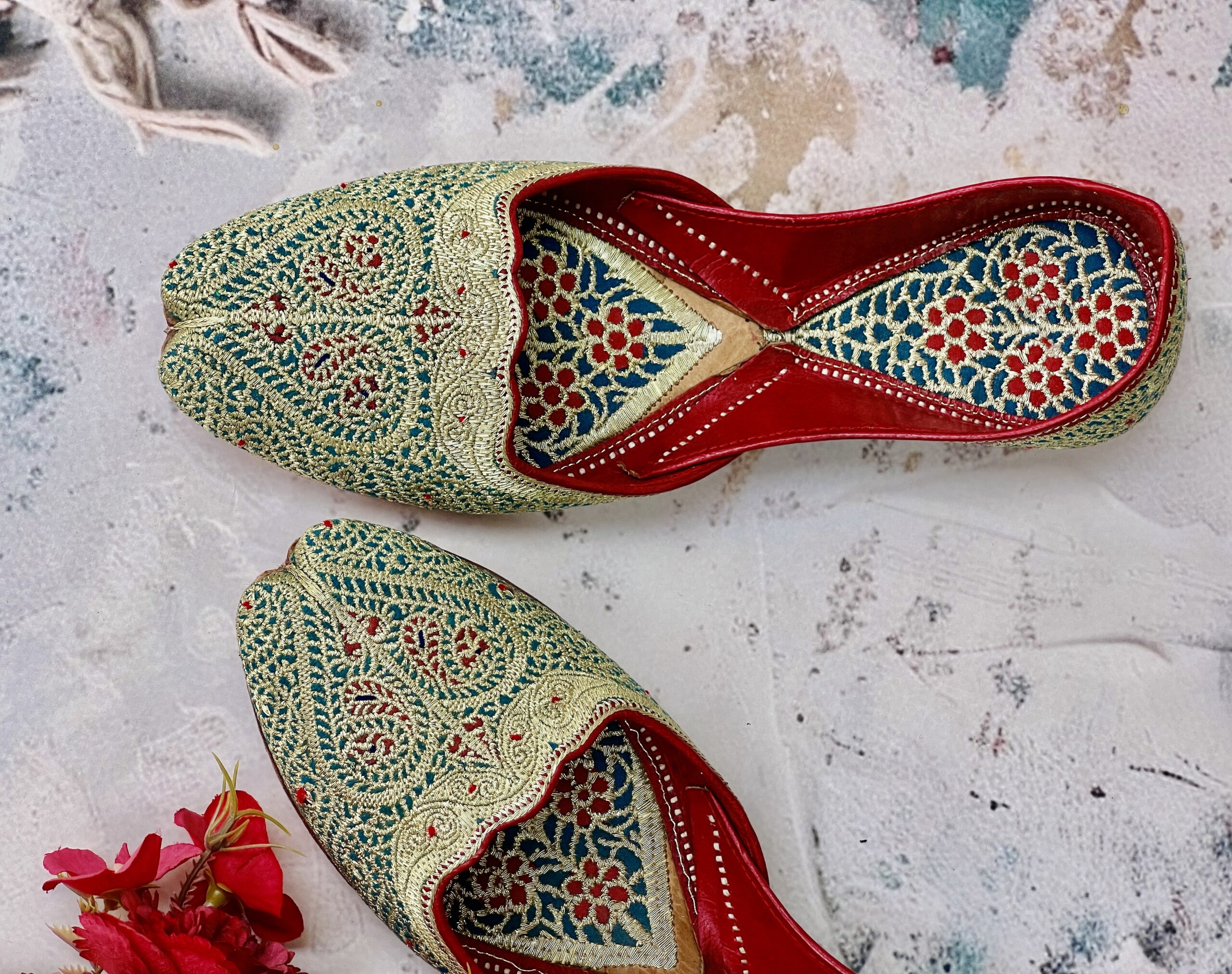 Golden Tilla with phirozy base unique design hand work kasoori jutti for ladies, girls and women. Trending Tilleydaar jutti designs, single taar pure tilla imported from pakistan, double cushioned for full day comfort, pure leather handmade punjabi jutti