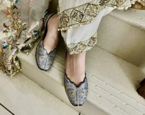 Silver Tilla with Golden highlights unique design hand work Punjabi jutti for ladies, girls and women. Trending Tilleydaar jutti design, single taar pure tilla imported from pakistan, double cushioned for full day comfort, pure leather handmade punjabi jutti