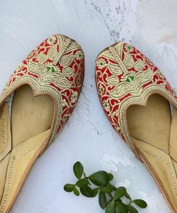 Tilla Phulkari- Magenta Velvet Kasoori Jutti jooti, khussa, kussa, juti, mojari, mojdi, mojri