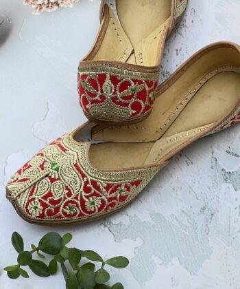 Tilla Phulkari- Magenta Velvet Kasoori Jutti jooti, khussa, kussa, juti, mojari, mojdi, mojri