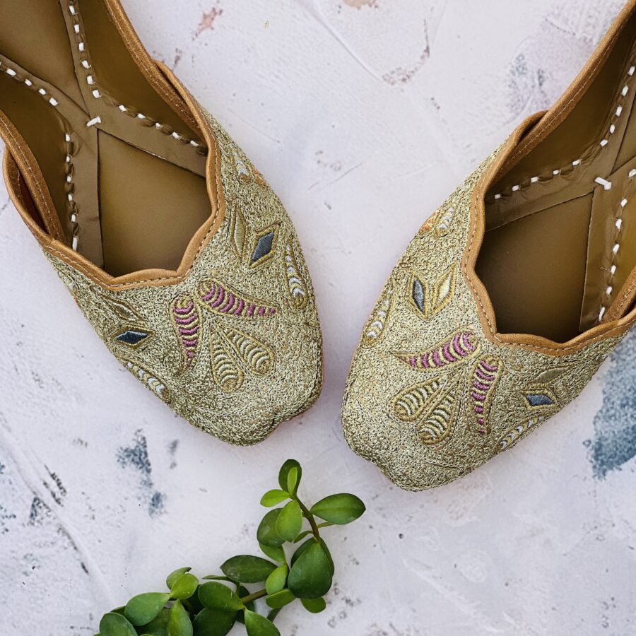 Golden tilleydaar trending design hand embroidered punjabi jutti for women