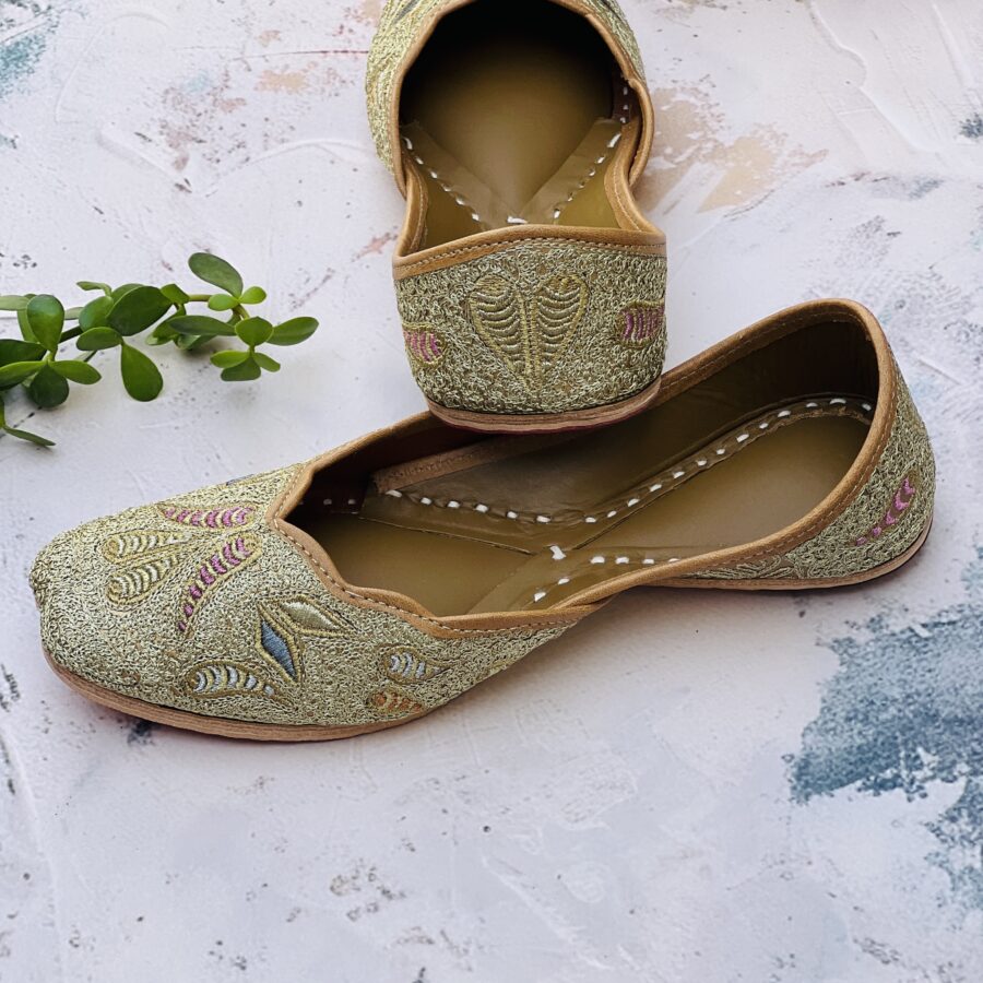 Golden tilleydaar trending design hand embroidered punjabi jutti for women