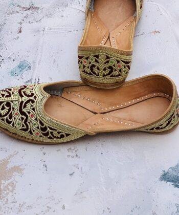 Golden tilleydaar Wine colour velvet hand embroidered punjabi jutti for women