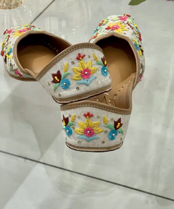 Cream Base multi colour hand embroidered Punjabi jutti for ladies, girls and women. Trending design, Zardosi work, double cushioned for full day comfort, pure leather handmade punjabi jutti