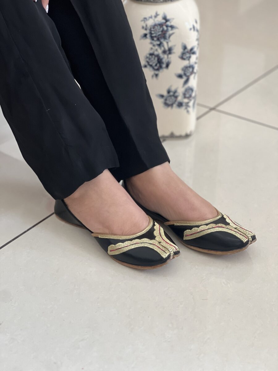 Black Leaher jutti, golden till work jutti for women