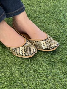 How to style Punjabi Juttis with jeans, can we wear jutti with pants 