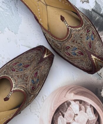 golden hand embroidered zari jutti nokedaar khussa jutti for ladies kasoori tilla and afghani embroidery also known as Lahori khussa Jutti