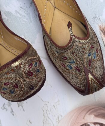 golden hand embroidered zari jutti nokedaar khussa jutti for ladies kasoori tilla and afghani embroidery also known as Lahori khussa Jutti