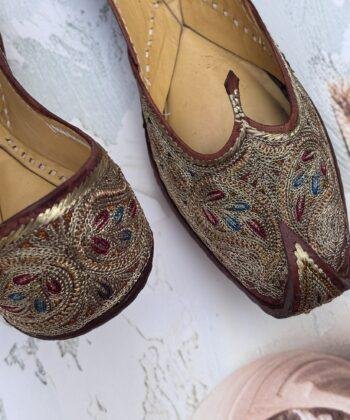 golden hand embroidered zari jutti nokedaar khussa jutti for ladies kasoori tilla and afghani embroidery also known as Lahori khussa Jutti