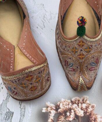 Rosegold khussa jutti for ladies, Golden hand embroidered punjabi jutti for women. Bridal Rosegold Khussa Jutti