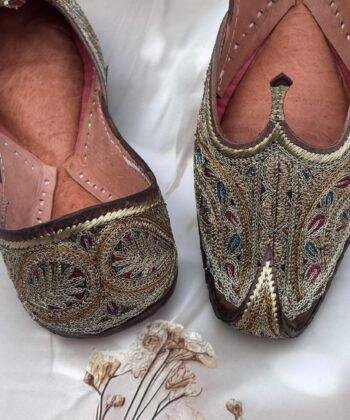 black antique golden nokedaar khussa jutti for ladies kasoori tilla and afghani embroidery also known as Lahori khussa Jutti