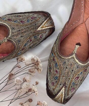 black antique golden nokedaar khussa jutti for ladies kasoori tilla and afghani embroidery also known as Lahori khussa Jutti