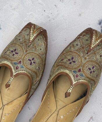 Golden Tilla Tilleydaar Khussa Jutti for women available online at punjabi jutti store Sandoori Jutti in Chandigarh India