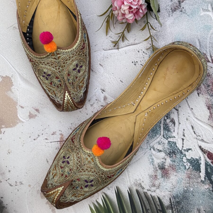 Golden Tilla Tilleydaar Khussa Jutti for women available online at punjabi jutti store Sandoori Jutti in Chandigarh India