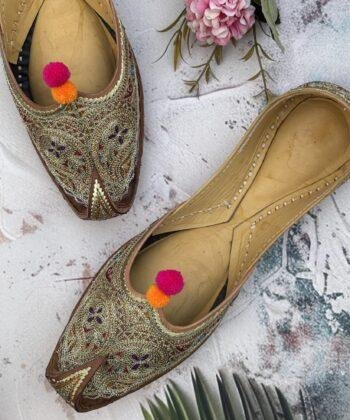 Golden Tilla Tilleydaar Khussa Jutti for women available online at punjabi jutti store Sandoori Jutti in Chandigarh India