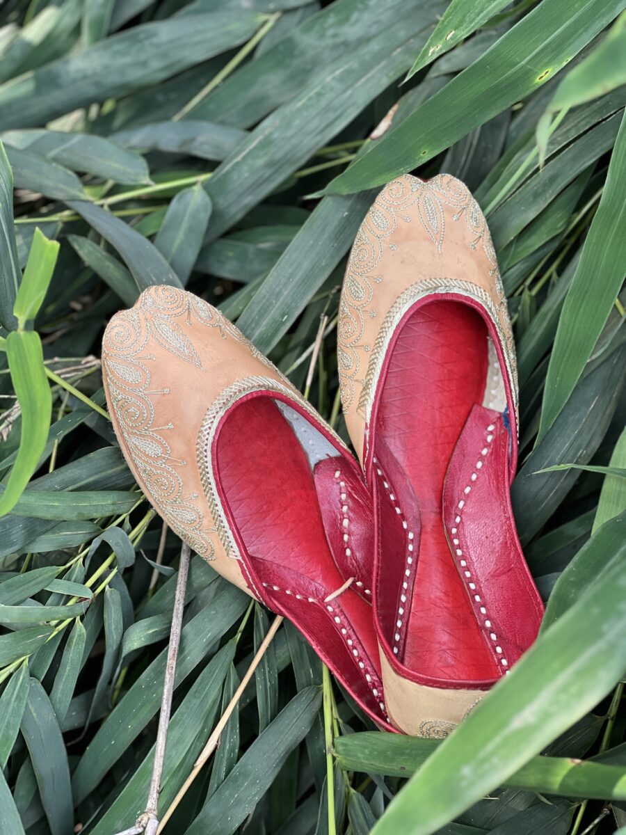 Brown Jutti with Golden Tilla Handwork, brown punjabi jutti for women, tilleydaar jutti, pakistani jutti, kasoori jutti, bridal jutti, customized jutti options, lahori jutti,