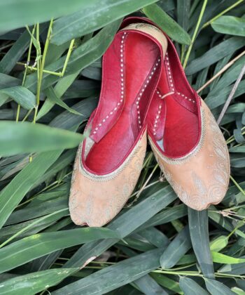 Brown Jutti with Golden Tilla Handwork, brown punjabi jutti for women, tilleydaar jutti, pakistani jutti, kasoori jutti, bridal jutti, customized jutti options, lahori jutti,