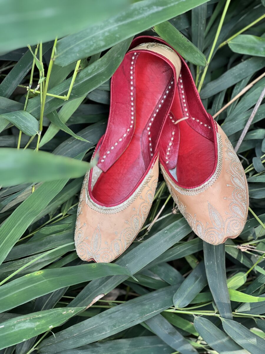 Brown Jutti with Golden Tilla Handwork, brown punjabi jutti for women, tilleydaar jutti, pakistani jutti, kasoori jutti, bridal jutti, customized jutti options, lahori jutti,