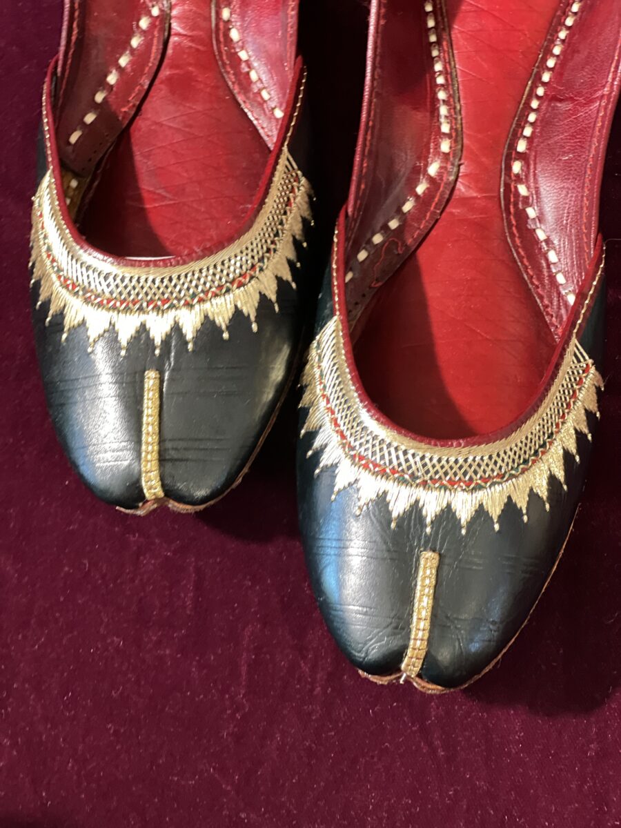 dark Green punjabi jutti for women, tilleydaar jutti, pakistani jutti, kasoori jutti, bridal jutti, customized jutti options, lahori jutti,