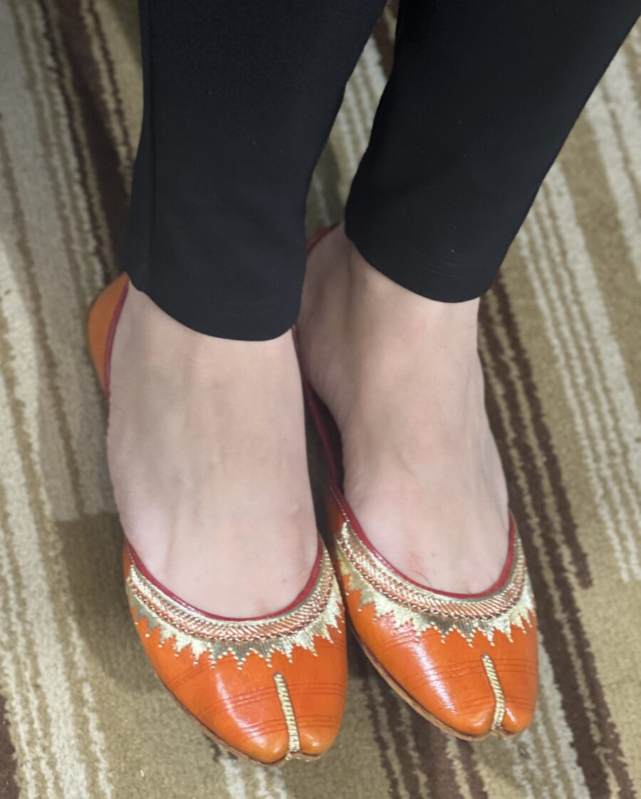 jutti for women, orange jutti, orange mojdi, pakistani jutti, kasoori tilla jutti